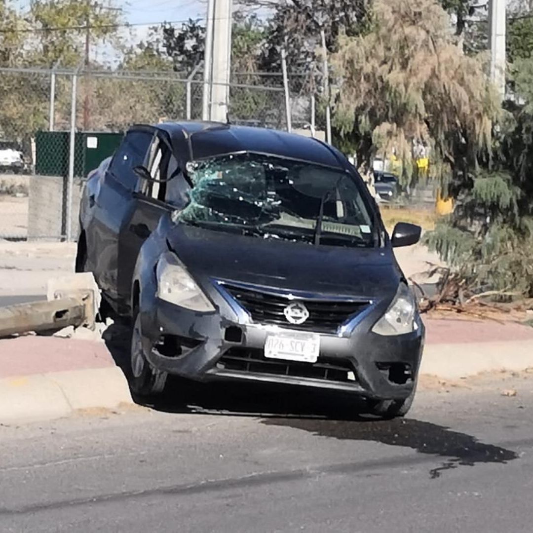 Choca Contra Poste y su Esposa Agrede al Agente Vial por Detenerlo