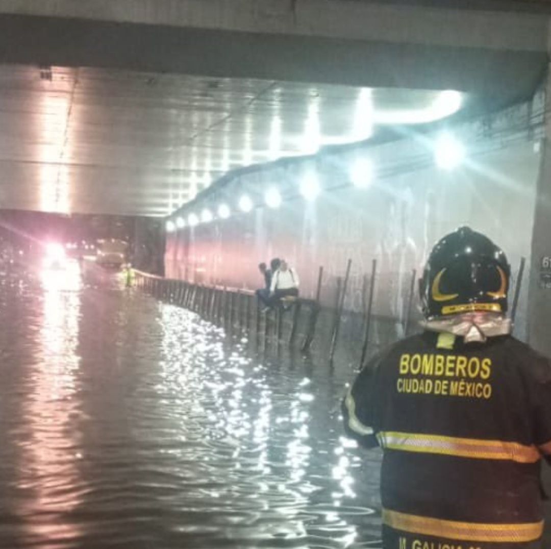 Lluvias Colapsan Drenaje al Sur de la CDMX y Vehículos Quedan Varados en Inundaciones