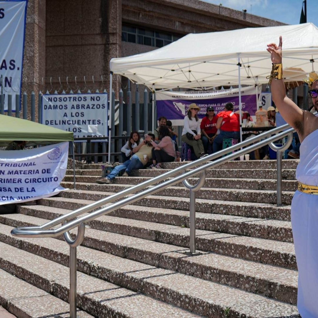 Un hombre se disfrazó de la figura de justicia durante el segundo día de paro de labores por parte de trabajadores del Poder Judicial. Foto: Cuartoscuro
