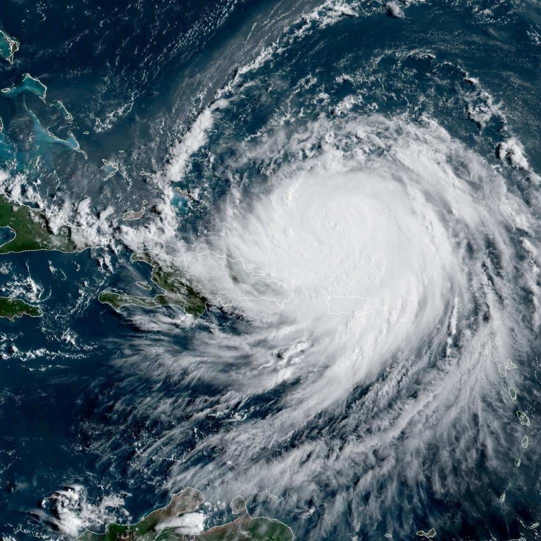 El Centro Nacional de Huracanes alertó que las bandas exteriores del huracán continuarán provocando lluvias.