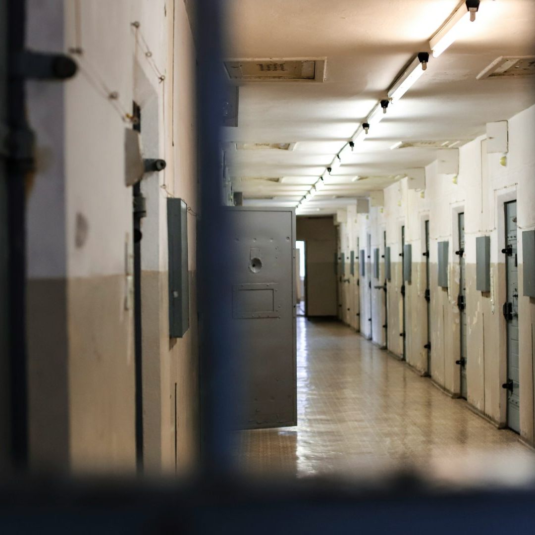 Mujer Mata a su Explotador Sexual y la Condenan a 11 Años de Prisión