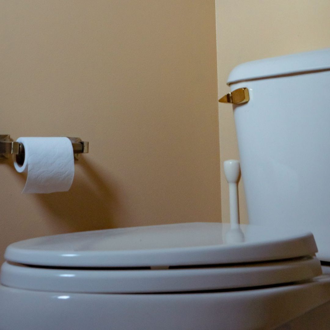 Joven Mata a su Sugar Mommy con Una Tapa de Baño para Robarle