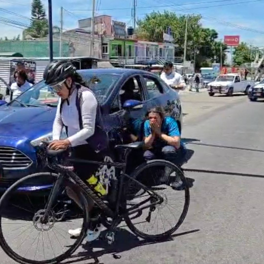 Ciclista Atropellada por Auto que Escoltaba Rodada en Carretera Izúcar de Matamoros Atlixco Puebla