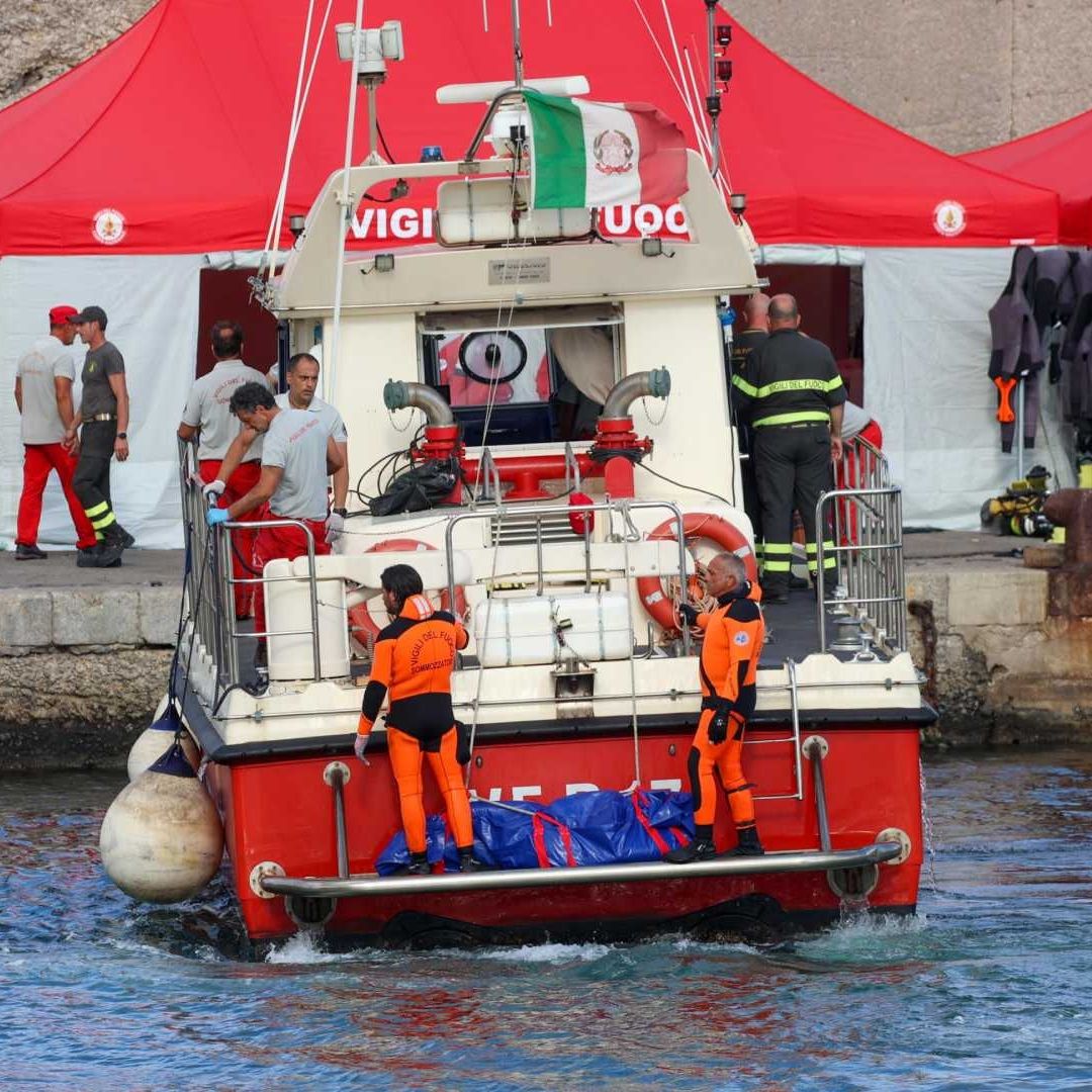 Recuperan cuatro cuerpos de yate de lujo que se hundió en Sicilia