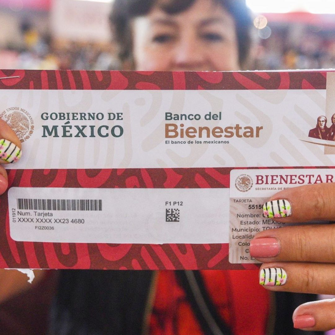 Mujer de 65 años y más recibe su Pensión de Adultos Mayores
