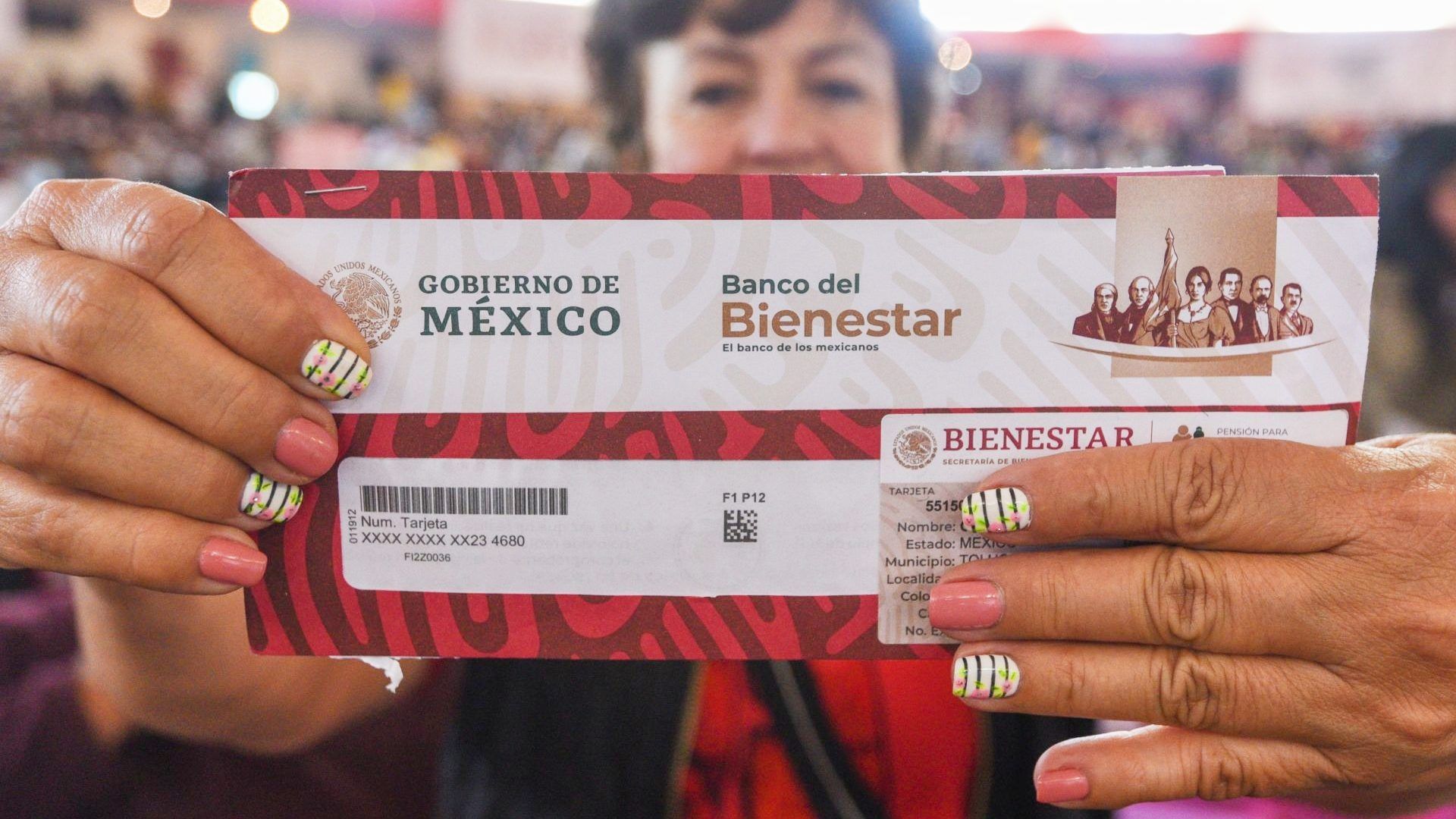 Mujer de 65 años y más recibe su Pensión de Adultos Mayores