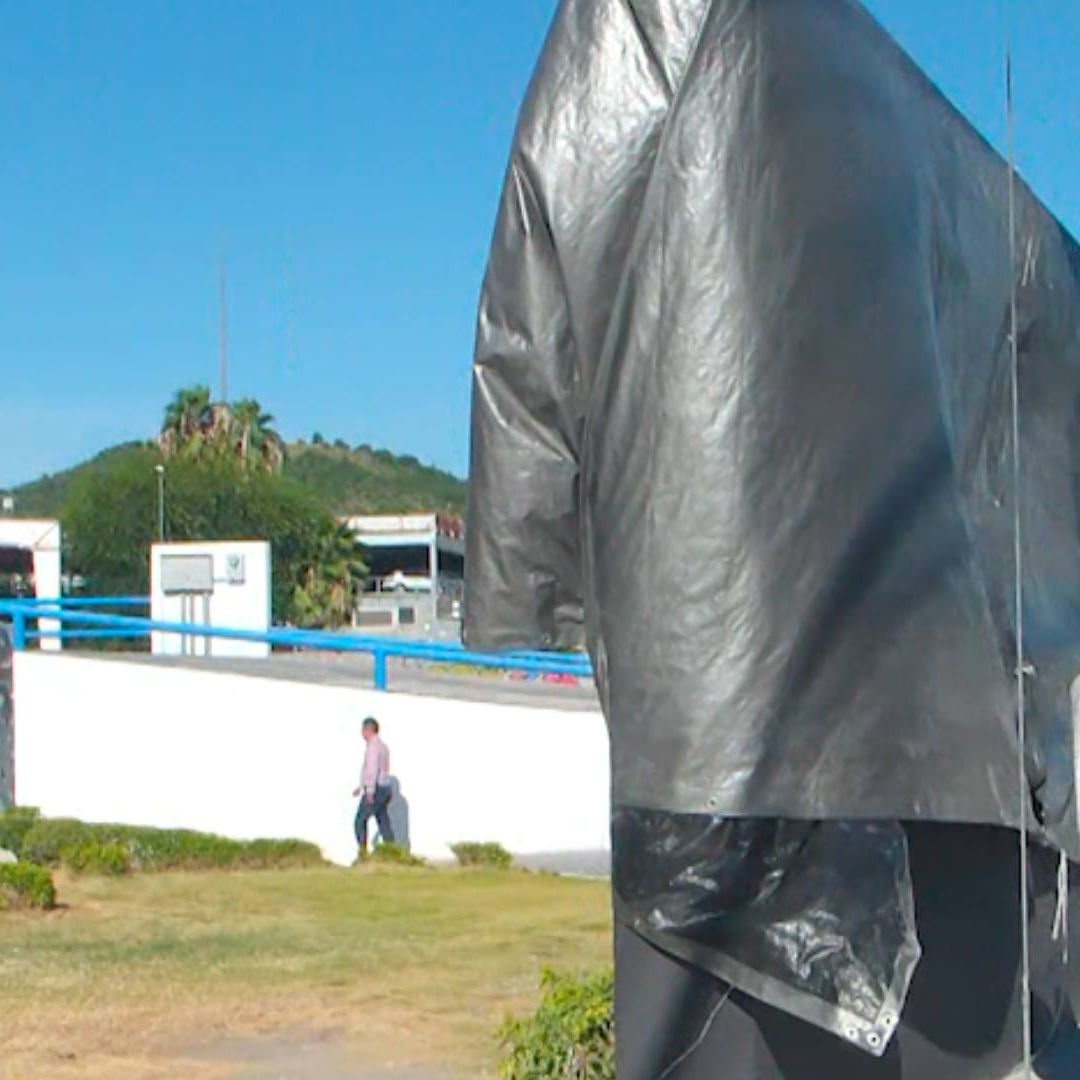 Actualmente, el memorial se encuentra cubierto con una lona color negro