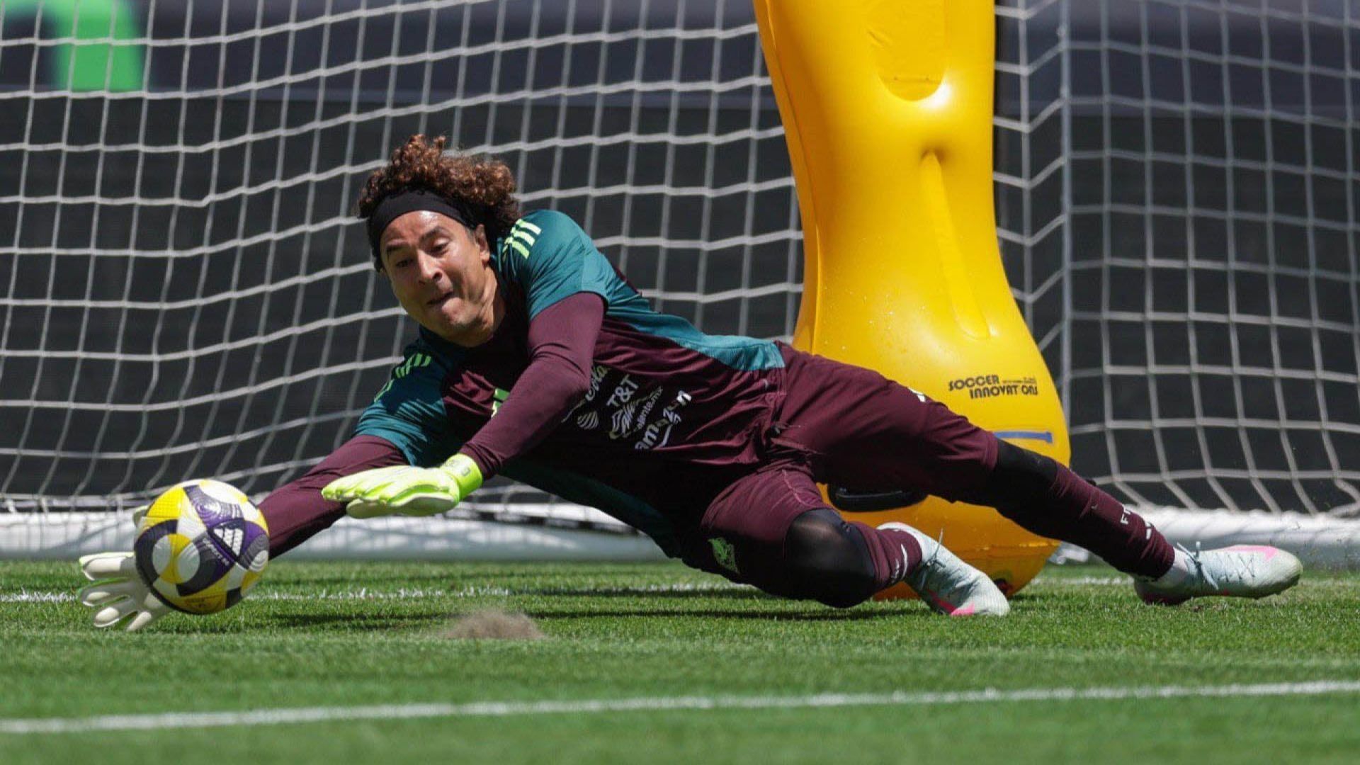 El portero Guillermo Ochoa