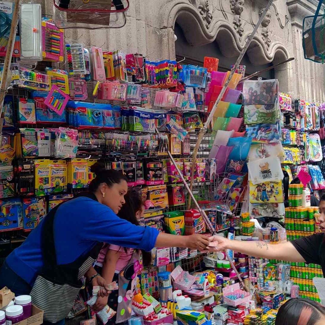 Padres de familia compran útiles escolares en el centro de la CDMX