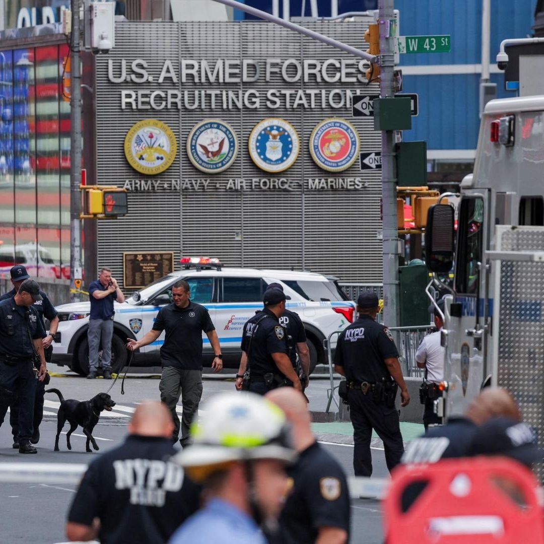 Policías de Nueva York resguardan Times Square por paquete sospechoso