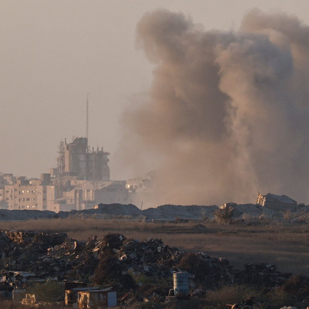 Humo se eleva luego de explosión en Gaza este 18 de agosto de 2025.