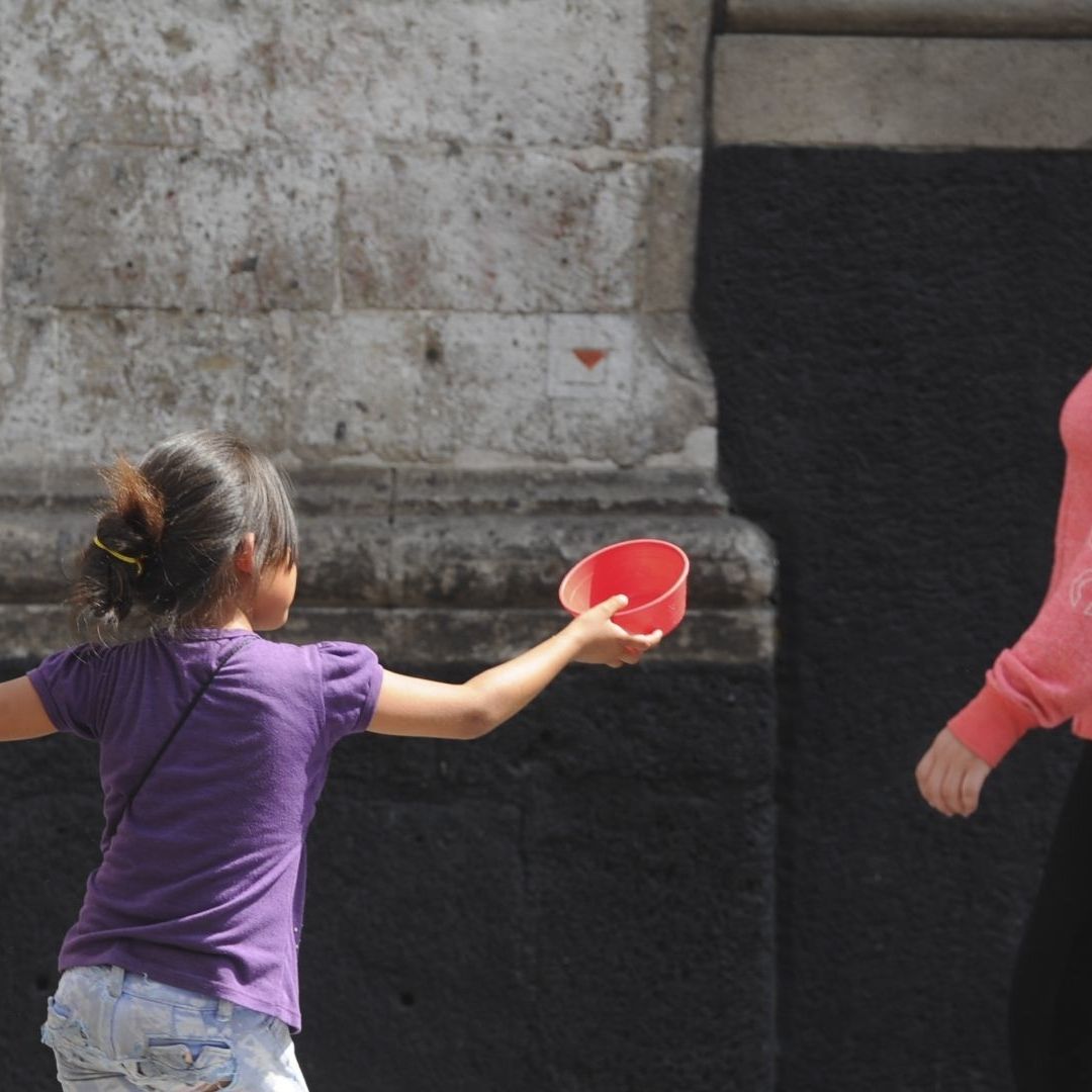 Niña pidiendo dinero en la vía pública