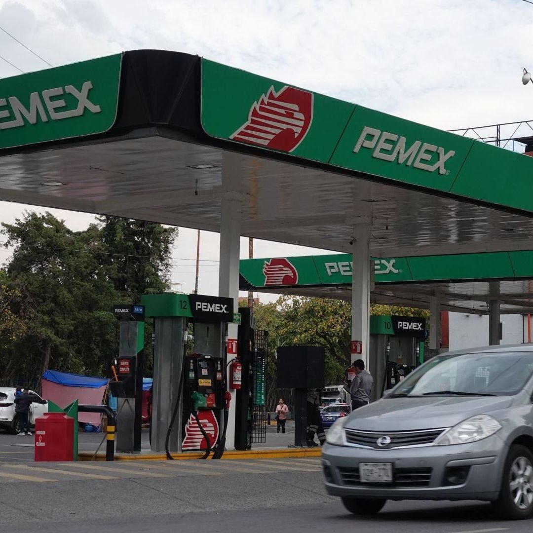 auto llega a estación de carga de gasolina de Pemex