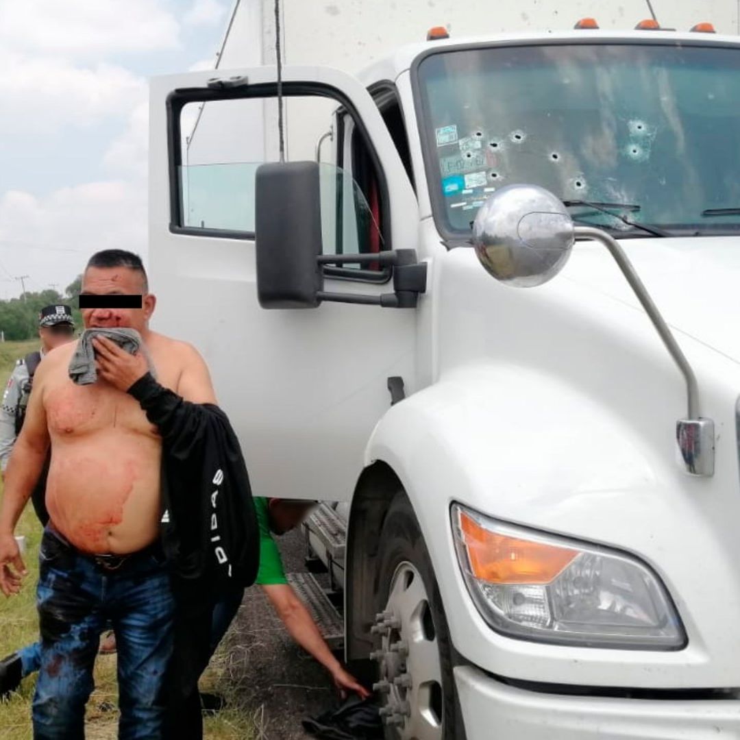 Tráiler queda con disparos en el parabrisas, por el intento de robo en carretera de Querétaro