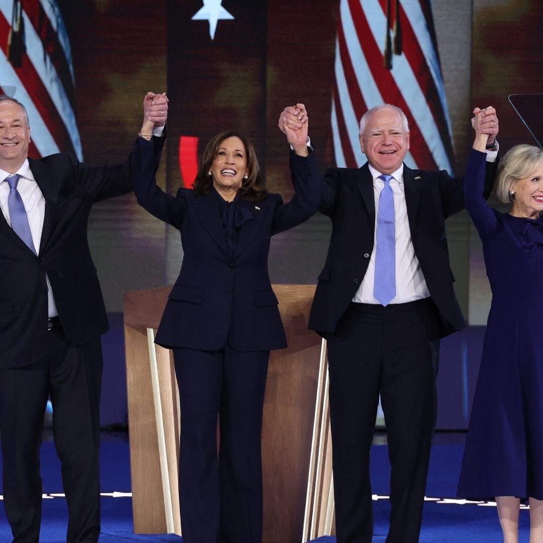 La candidata presidencial demócrata, Kamala Harris, celebra tras aceptar nominación. Foto: Reuters
