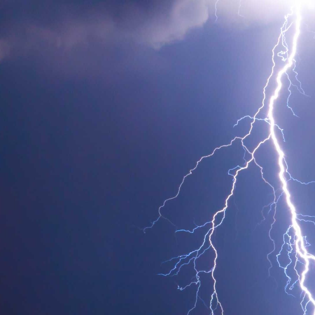 Imagen ilustrativa de un rayo cayendo del cielo