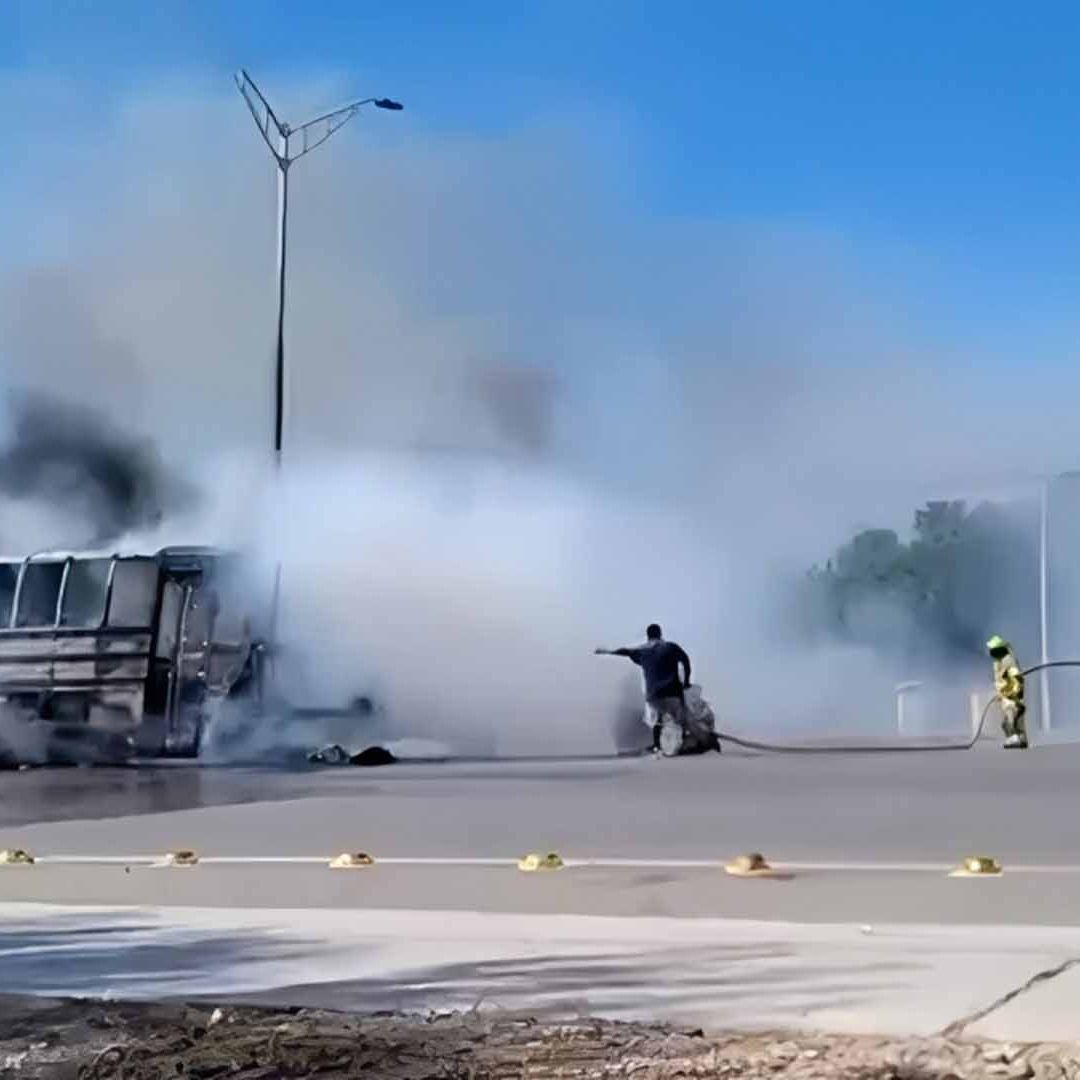 Se Incendia Camión de Personal que Transportaba a 35 Trabajadores en Acuña