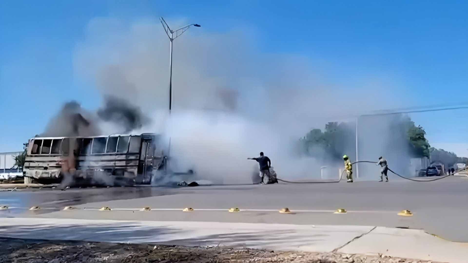 Se Incendia Camión de Personal que Transportaba a 35 Trabajadores en Acuña