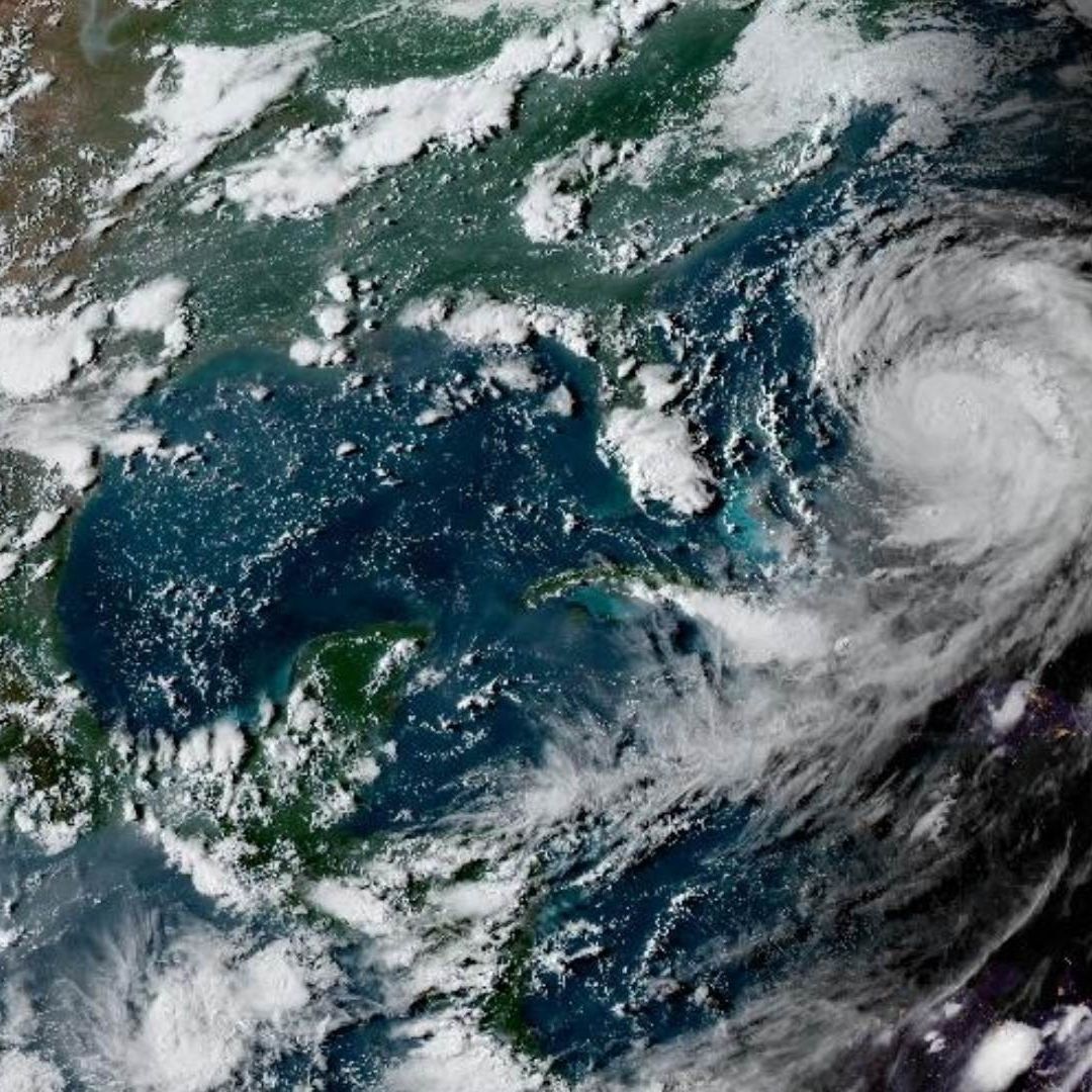 Huracán Erin se Debilita a Categoría 2, pero se Mantiene Alerta por Olas Mortales