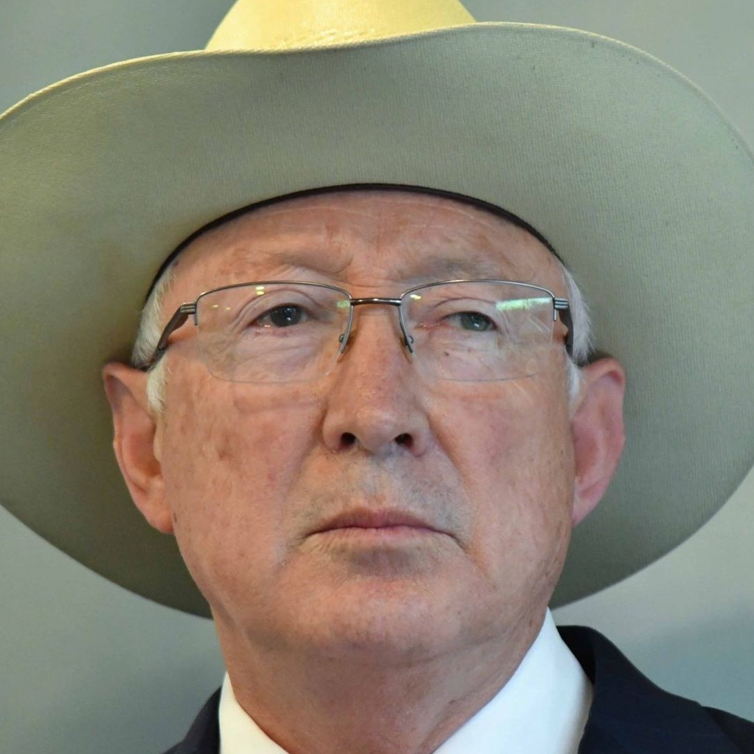 Ken Salazar en conferencia de prensa el 9 de agosto de 2024
