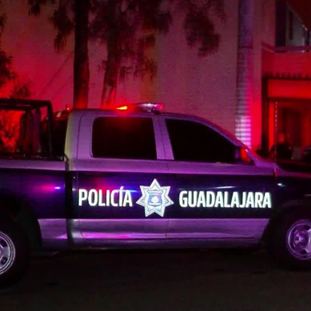 El hombre atacó con una botella rota al policía.