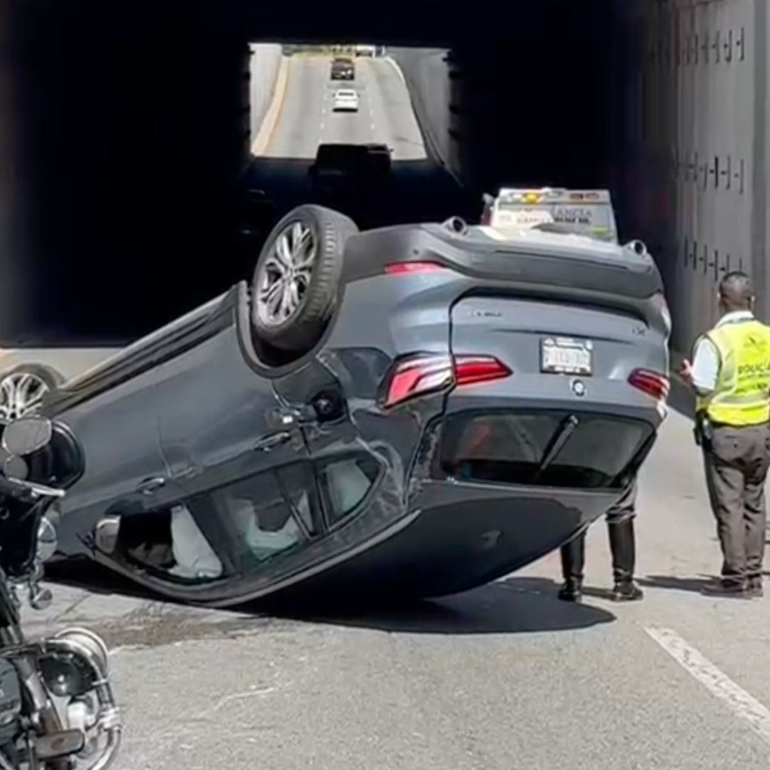 Auto volcado en avenida Lázaro Cárdenas