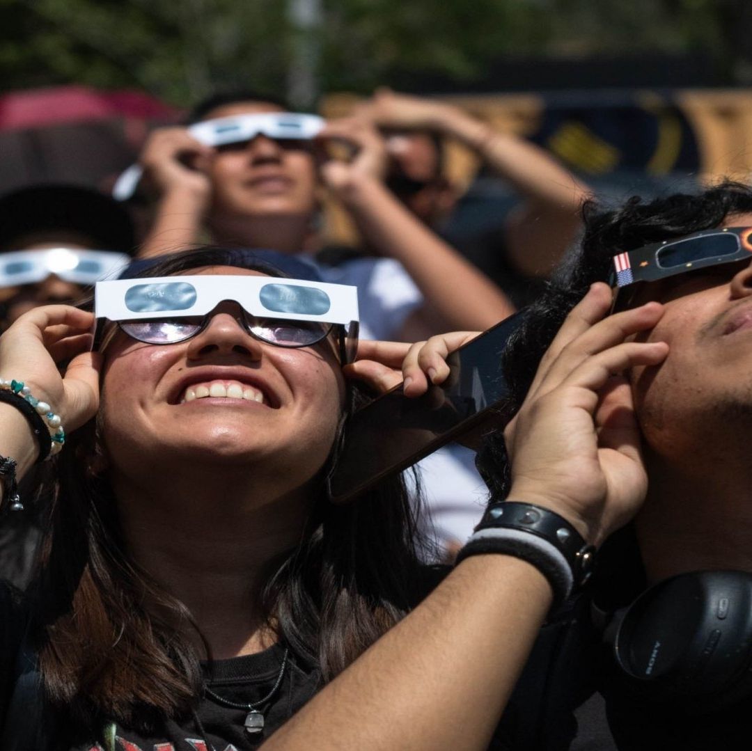 Varias personas utilizan lentes certificados para ver eclipse solar.
