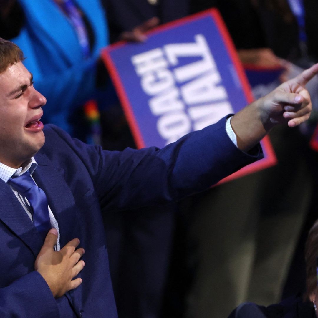 Gus, el hijo del candidato demócrata a la vicepresidencia de Estados Unidos, el gobernador de Minnesota Tim Walz, reacciona en la Convención Nacional Demócrata