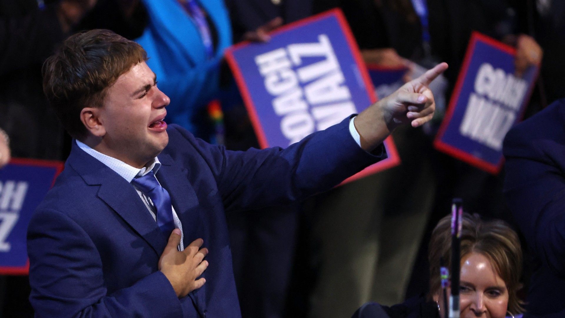 Gus, el hijo del candidato demócrata a la vicepresidencia de Estados Unidos, el gobernador de Minnesota Tim Walz, reacciona en la Convención Nacional Demócrata