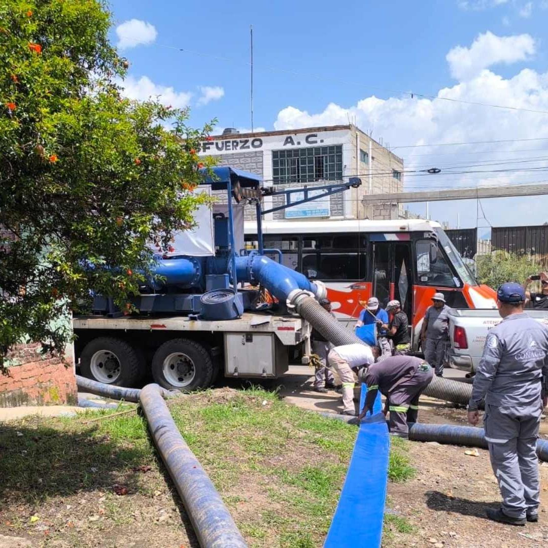 Continúan labores para extraer taponamientos de basura en Chalco