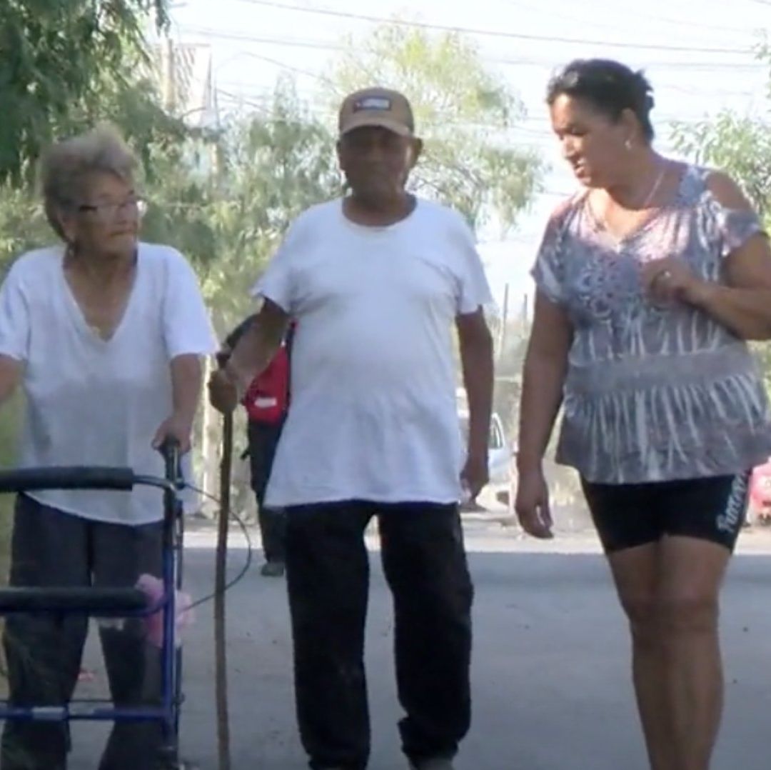 Gente de la tercera edad camina calles para buscar agua.