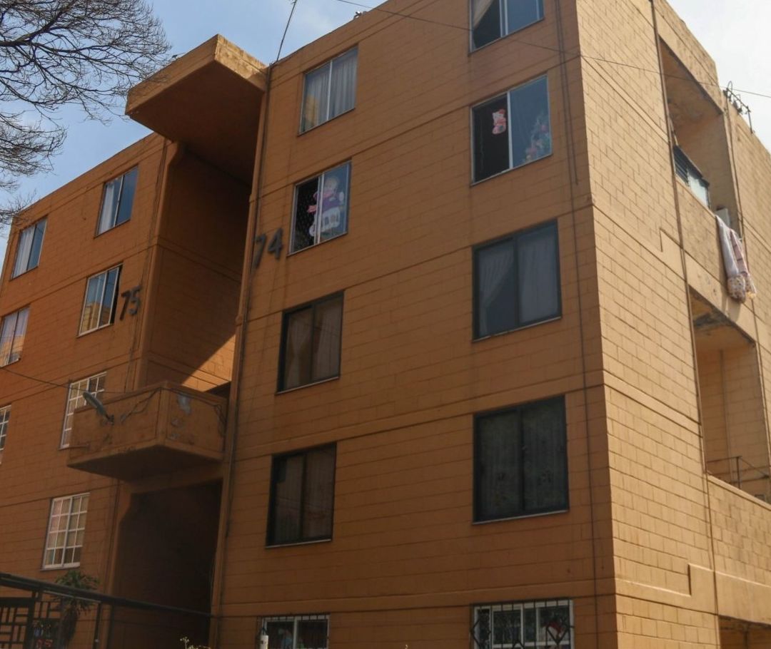 Imagen de un departamento de color naranja claro.