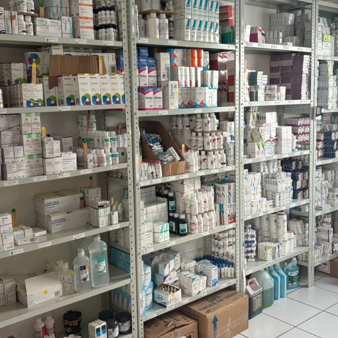 Estantes llenos de medicamentos
