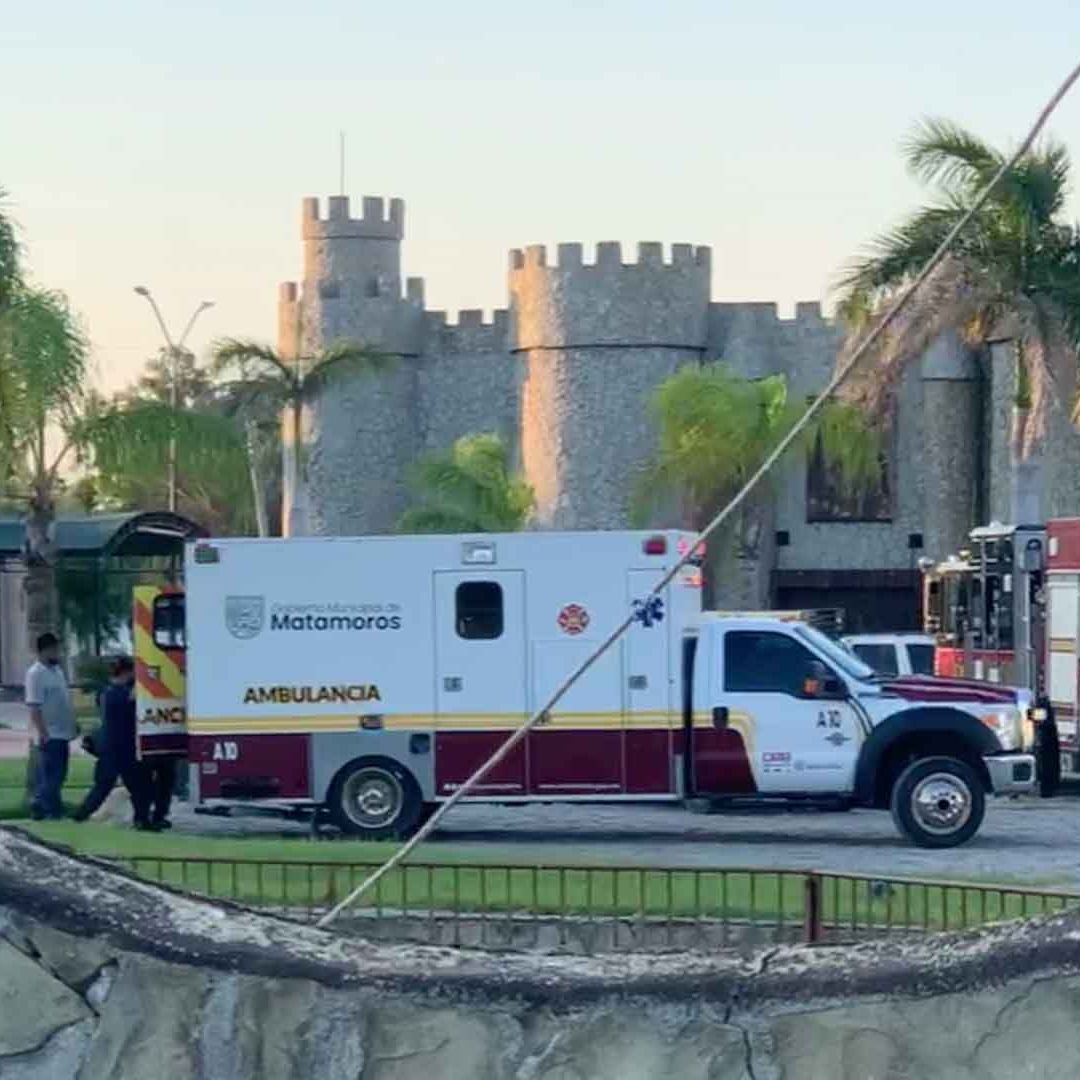Hombre Recibe Descarga Eléctrica Mientras Daba Mantenimiento a Aires Acondicionados