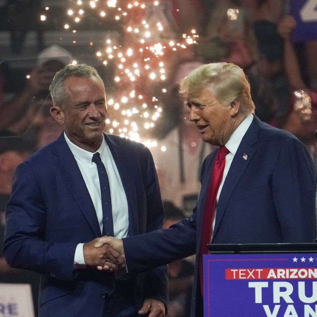 El candidato presidencial republicano y expresidente de Estados Unidos, Donald Trump, estrecha la mano del excandidato presidencial independiente Robert F. Kennedy. Reuters