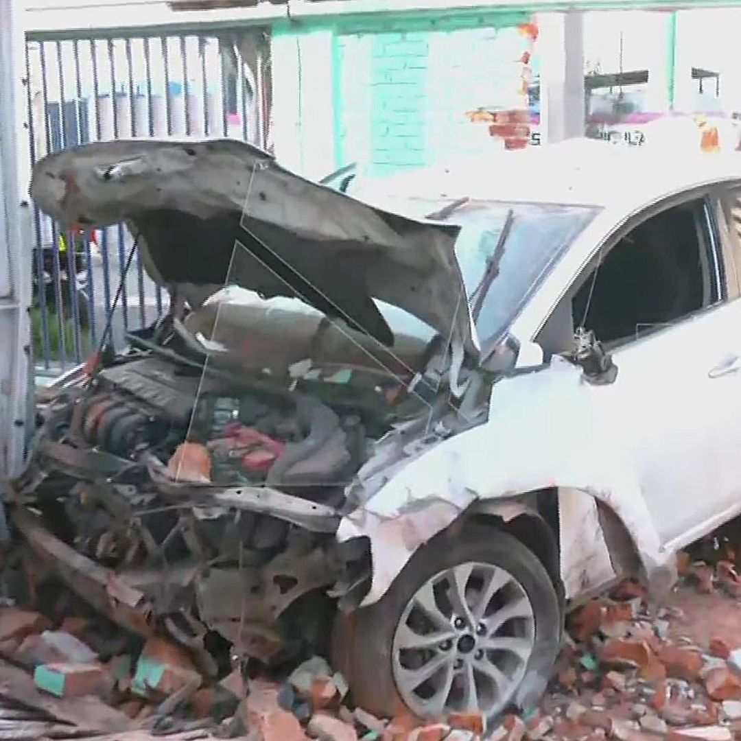 Auto se Impacta contra Casa en Iztapalapa; ‘Sonó como Explosión’, Narran Vecinos