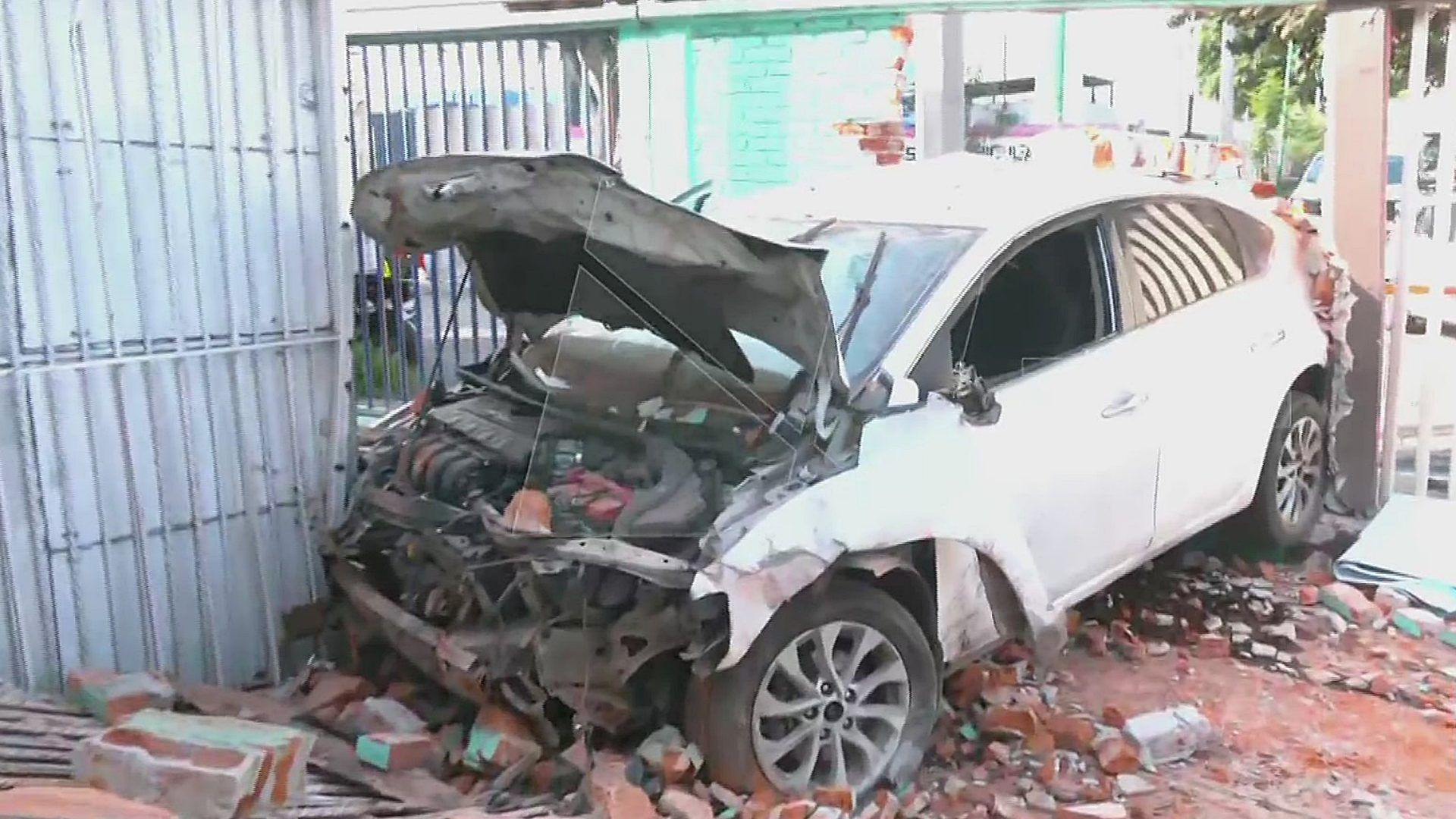Auto se Impacta contra Casa en Iztapalapa; ‘Sonó como Explosión’, Narran Vecinos