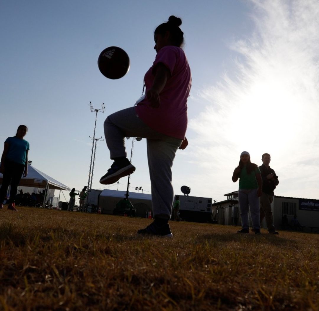 Jueza Confirma que Gobierno de EUA Debe Liberar a Niños Migrantes Detenidos en la Frontera
