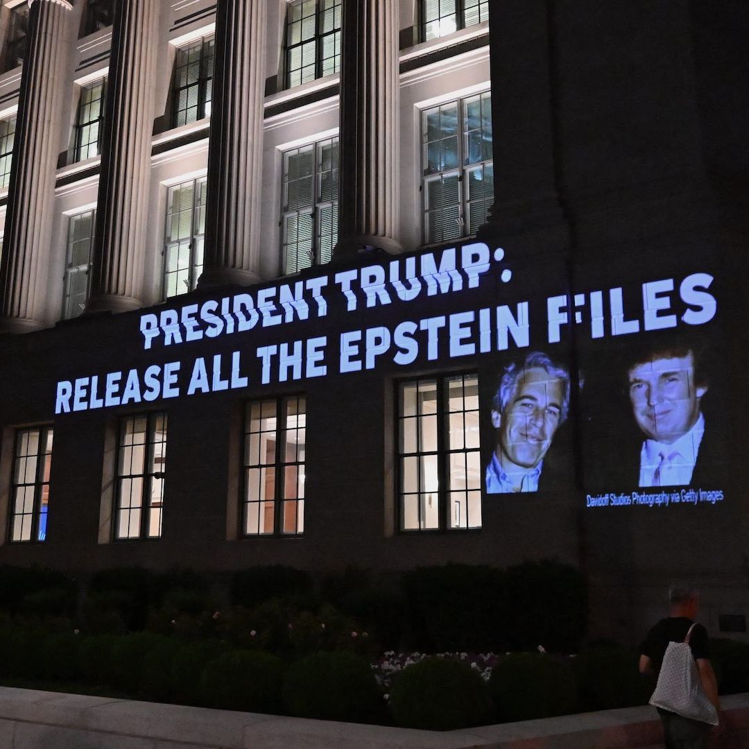 Protesta por el caso Epstein en la Cámara de Comercio de EUA, frente a la Casa Blanca