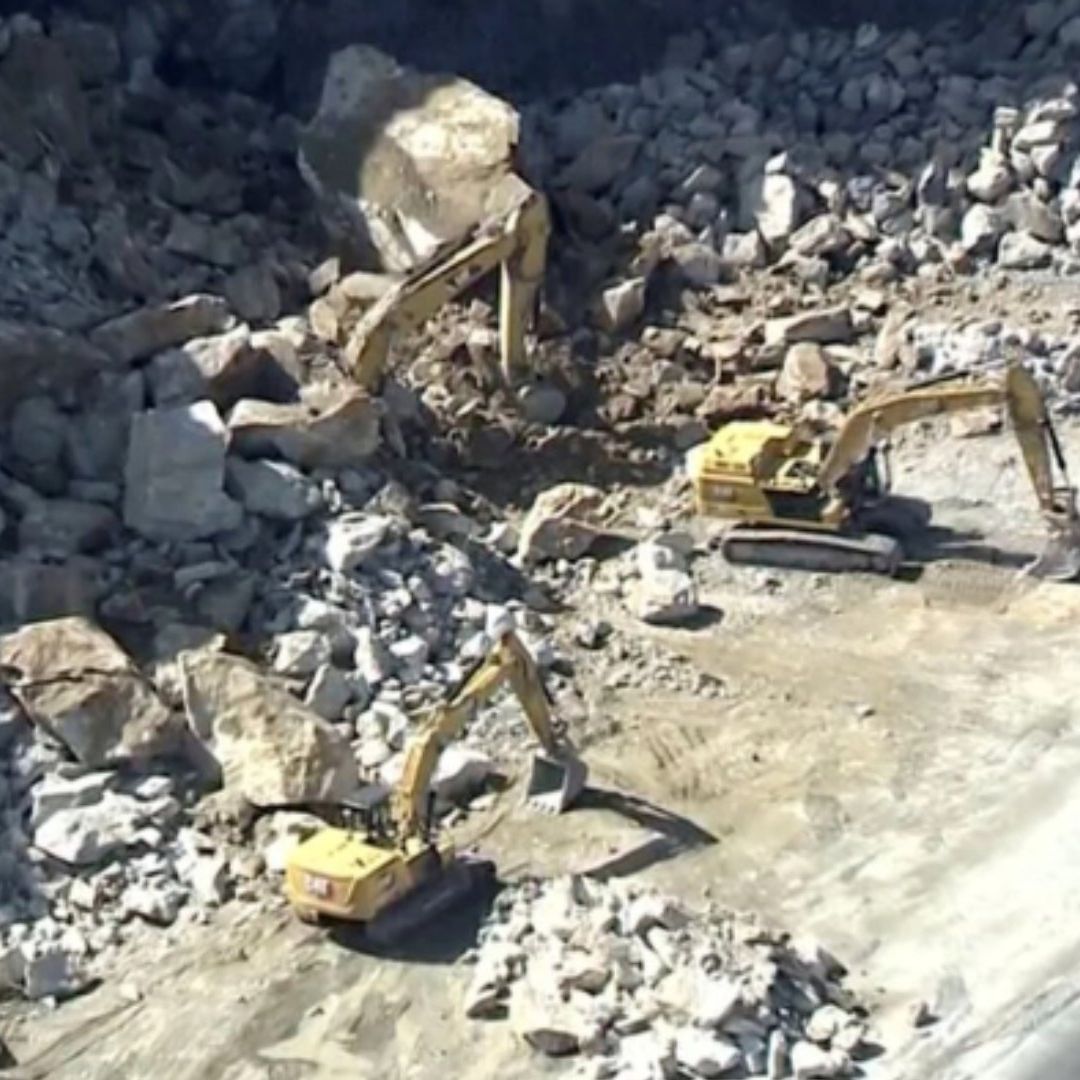 Derrumbe con excavadora en una cantera de Massachusetts, Estados Unidos. Foto: AP