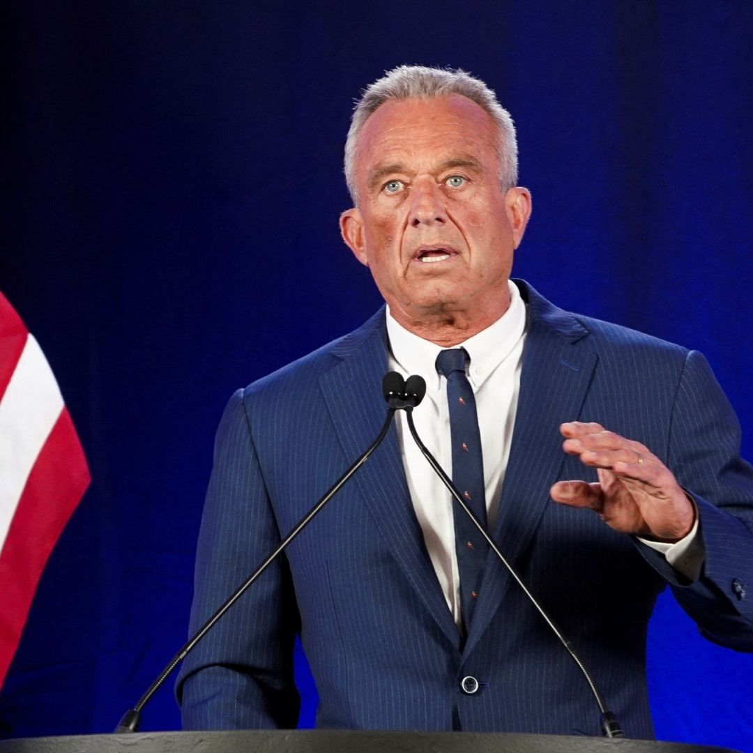 El candidato presidencial independiente Robert F. Kennedy Jr. hace un anuncio sobre el futuro de su campaña en Phoenix, Arizona. Foto: Reuters