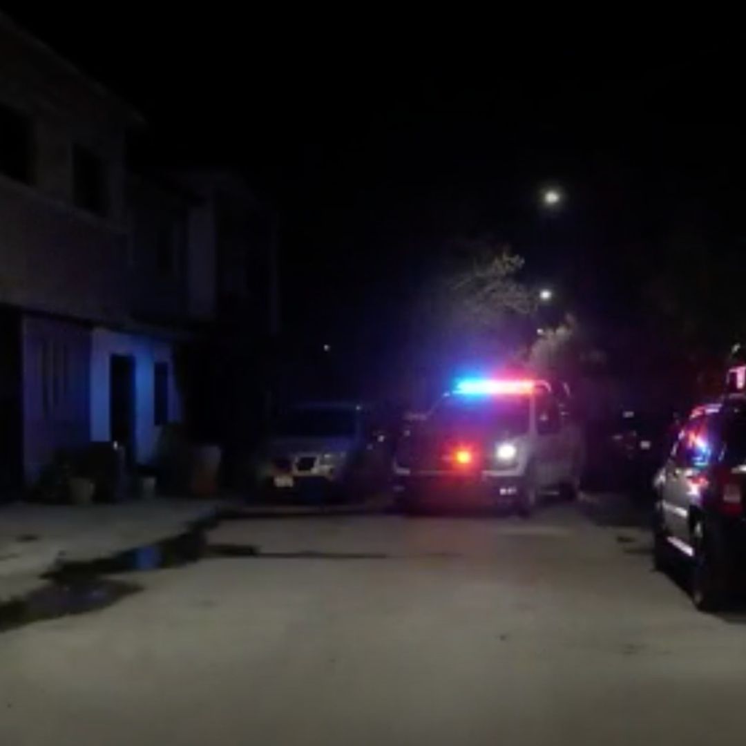 Peritos criminalistas acudieron a la escena del crimen para realizar el levantamiento de pruebas