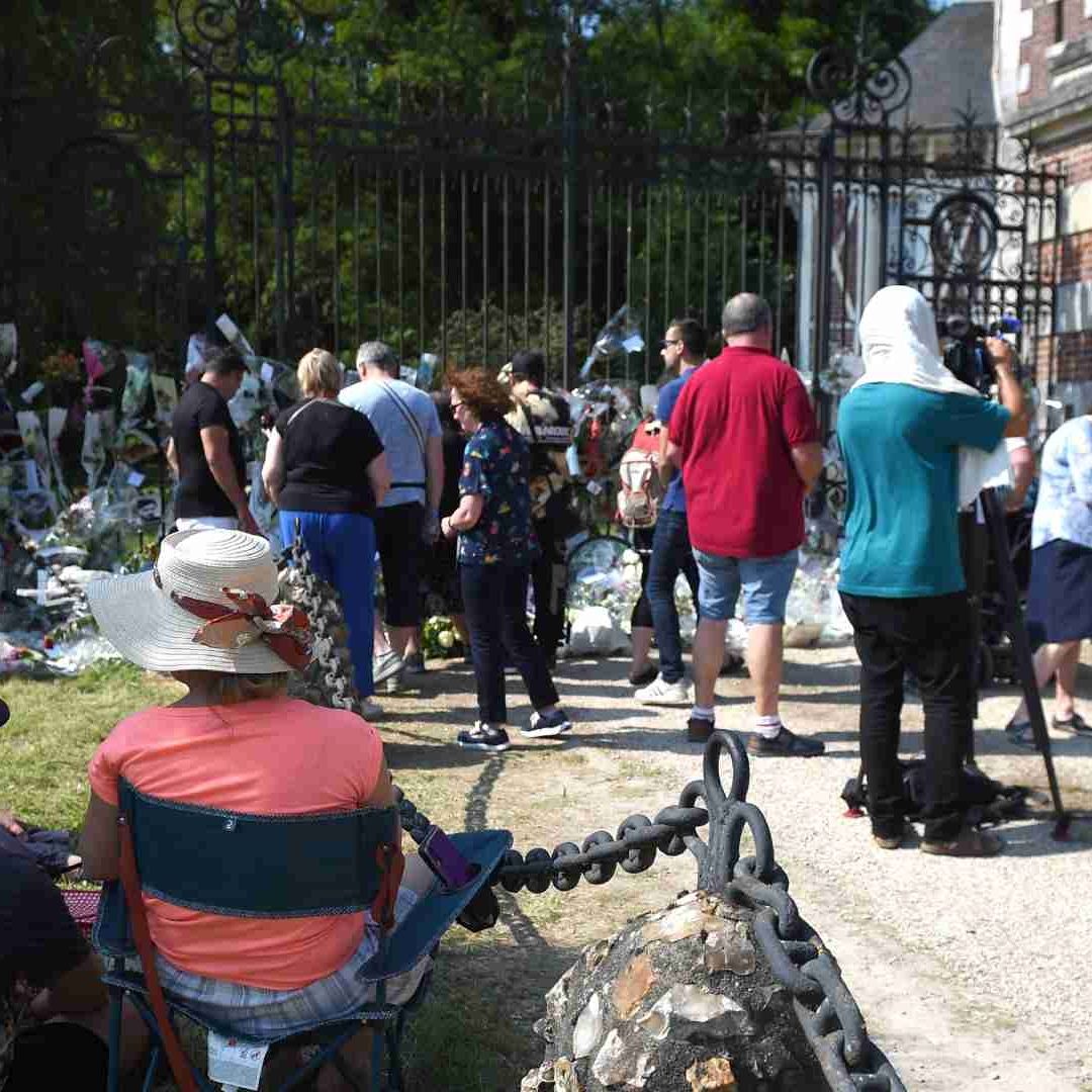 Sepultan al Actor Alain Delon en Ceremonia Íntima