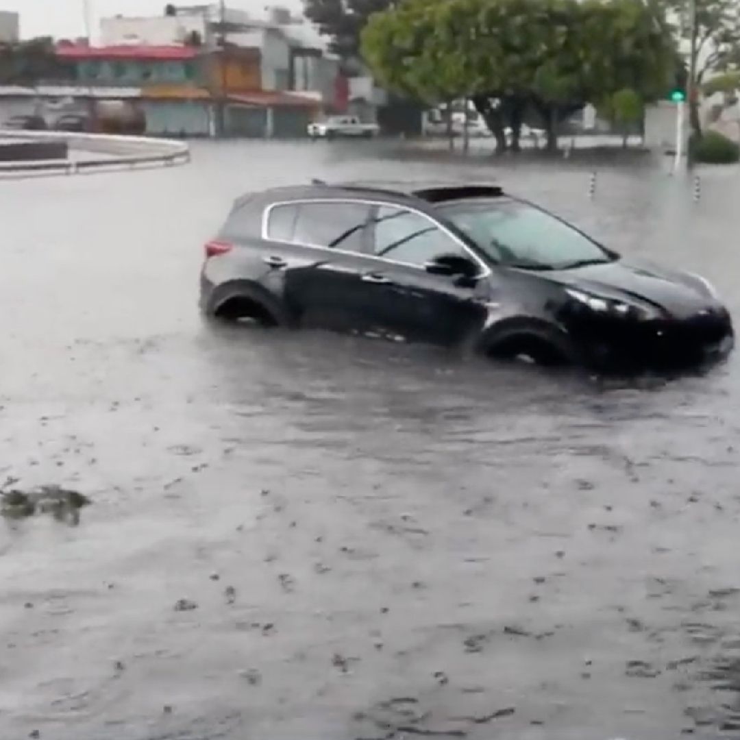 Salvan a madre y a su hijo varados en una inundación de Guadalajara