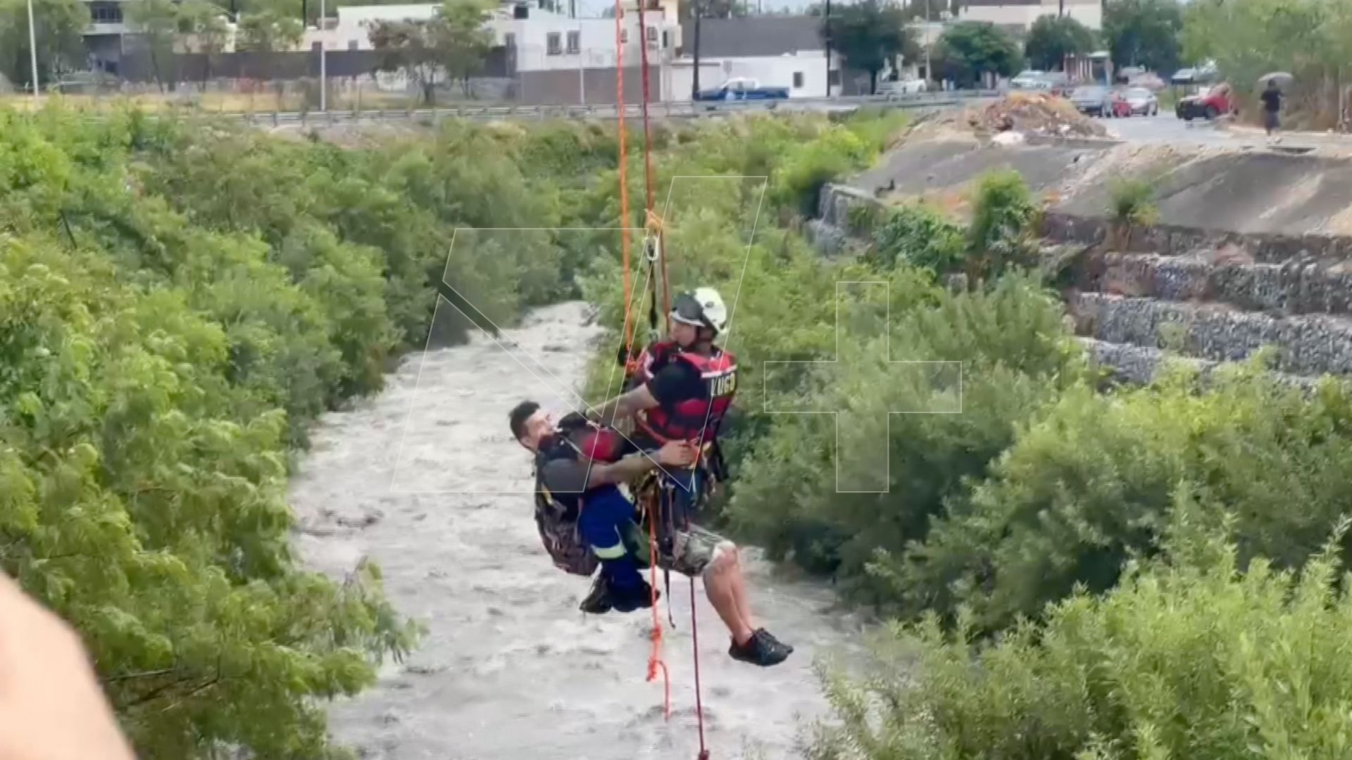 Protección Civil de San Nicolás rescata a hombre en arroyo Topo Chico