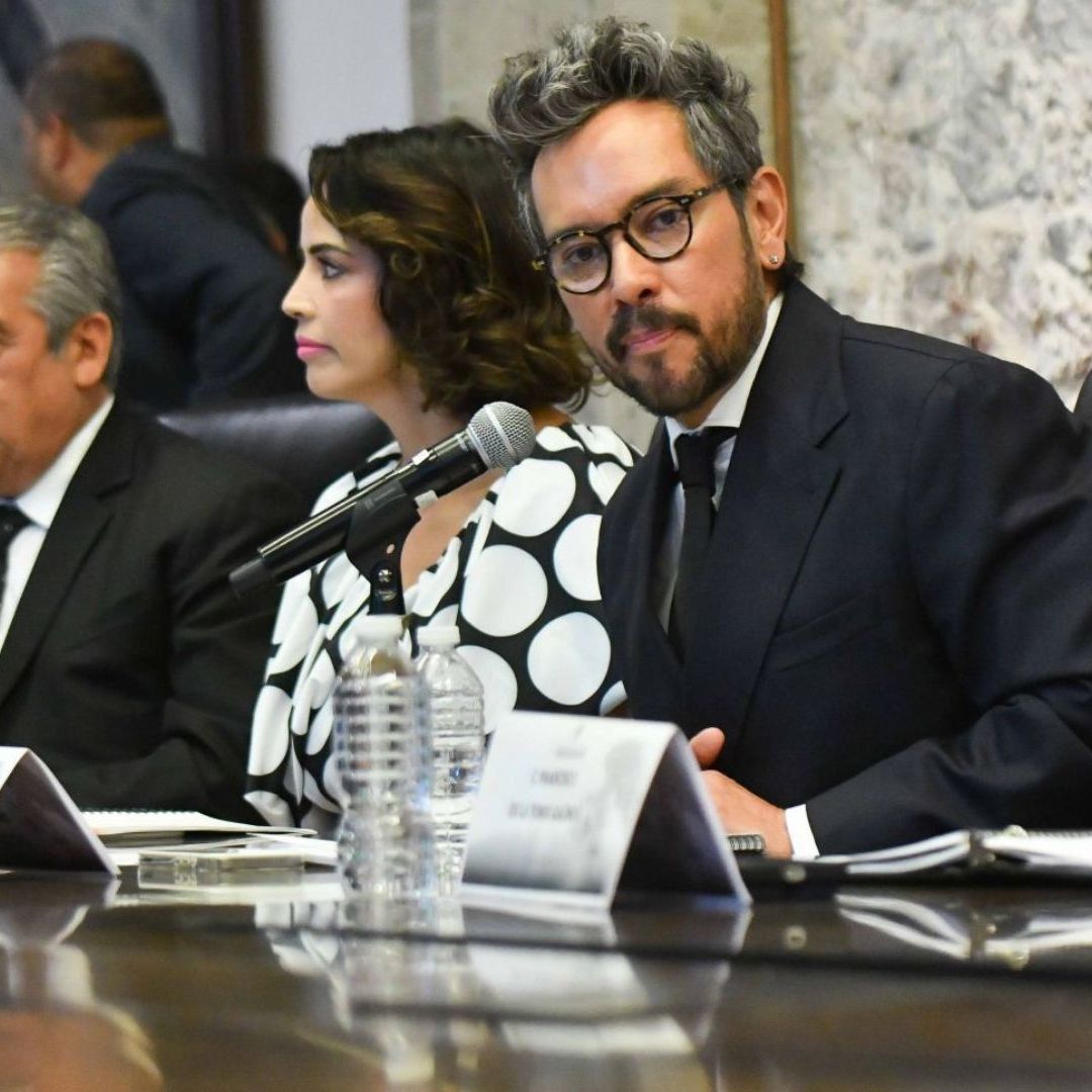 Personas que visten de manera formal en una conferencia.