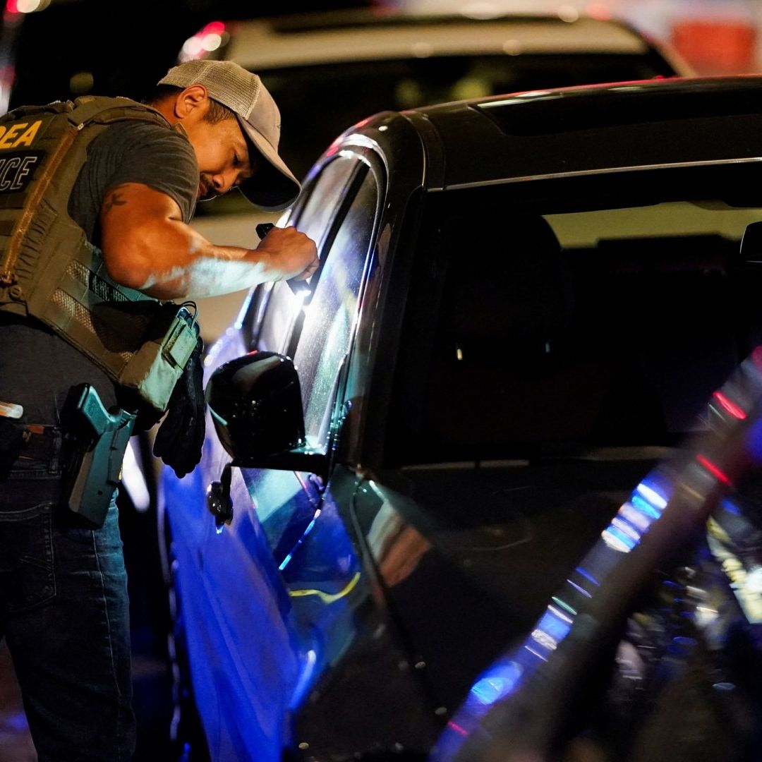 Agente de la DEA revisa auto en Washington