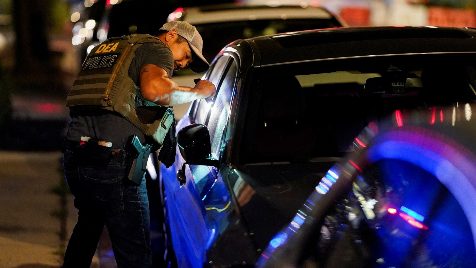 Agente de la DEA revisa auto en Washington