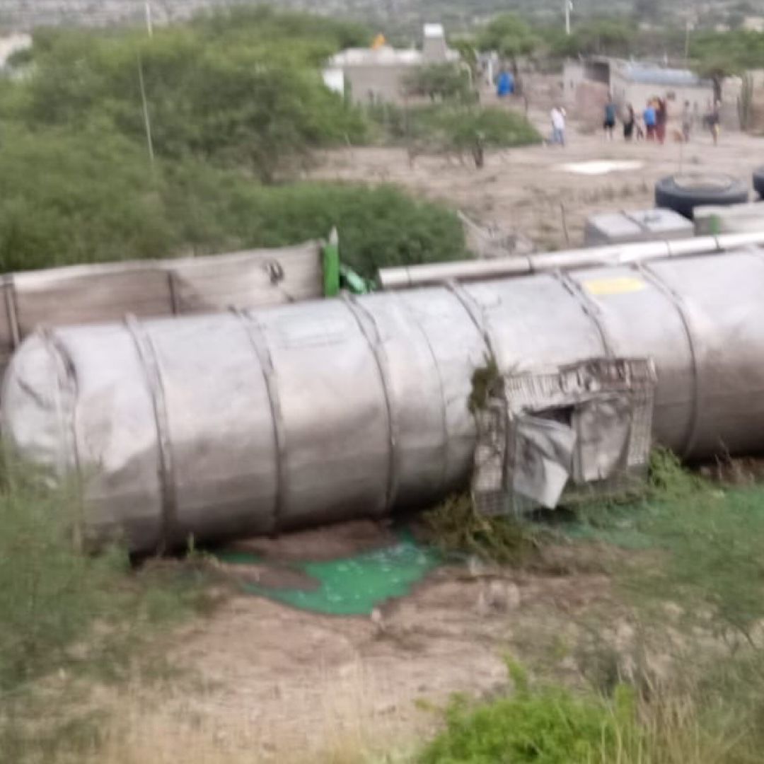 Vuelca Pipa Cargada con Diésel en Carretera Tula-Ciudad Victoria