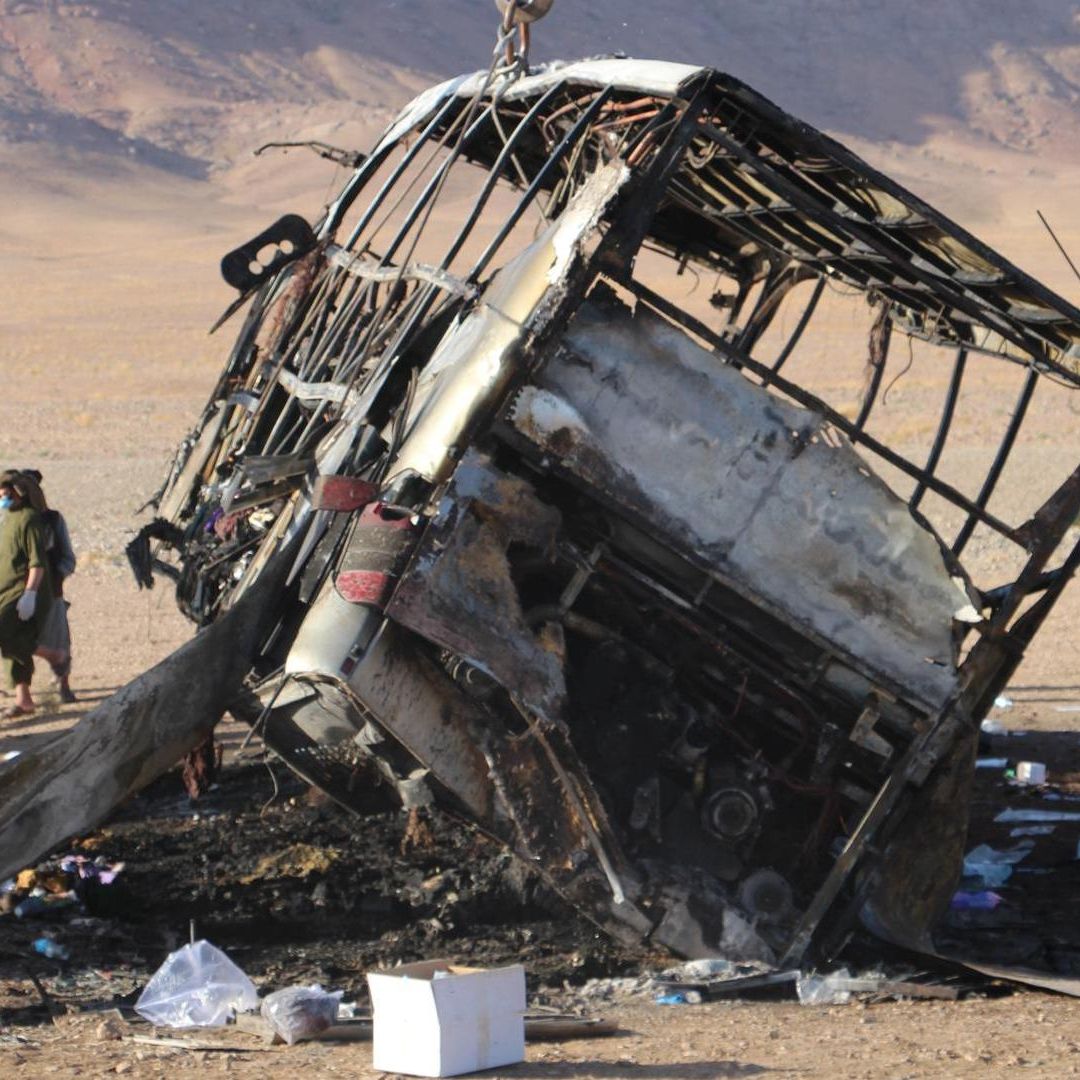 Autobús incendiado donde viajaban refugiados de Irán